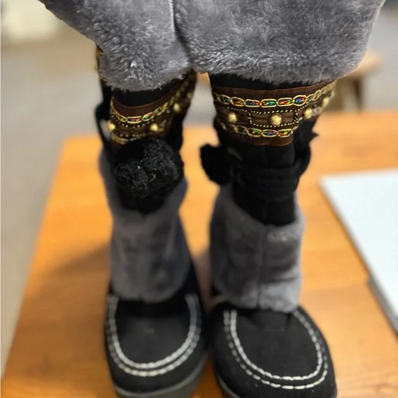 Stylish Black and Gray Fukaraa Women’s Snow Boots. - Picture 2 of 4